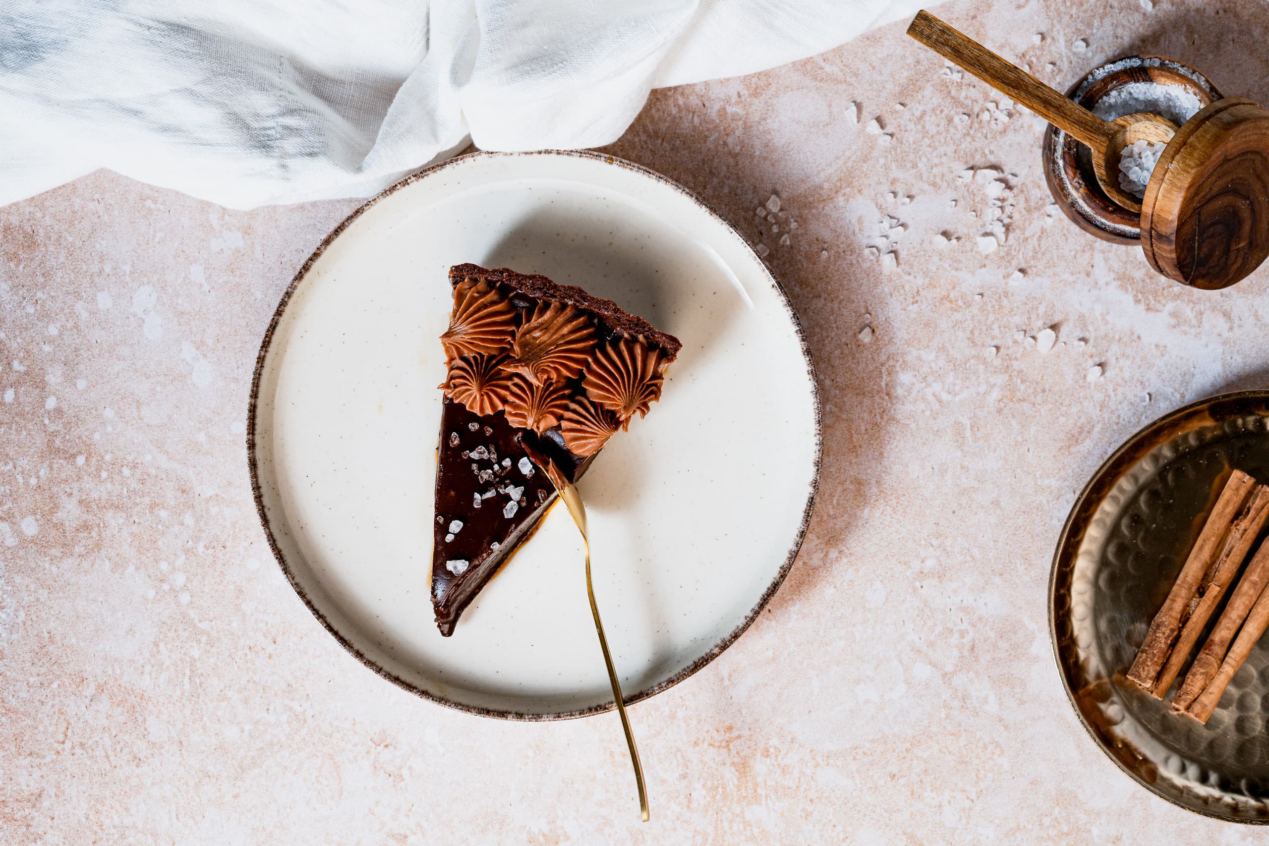 Tart čokolada i slana karamela, fotografija 3 — Puterina, butik torti Beograd