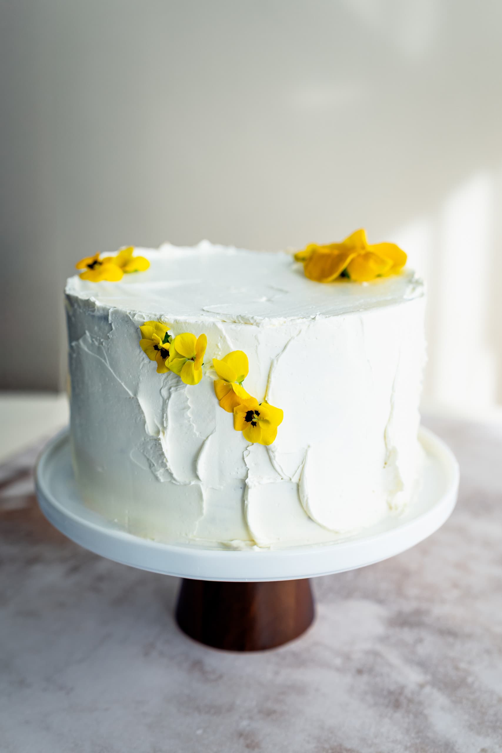 Torta sa žutim violama — Puterina, butik torti Beograd